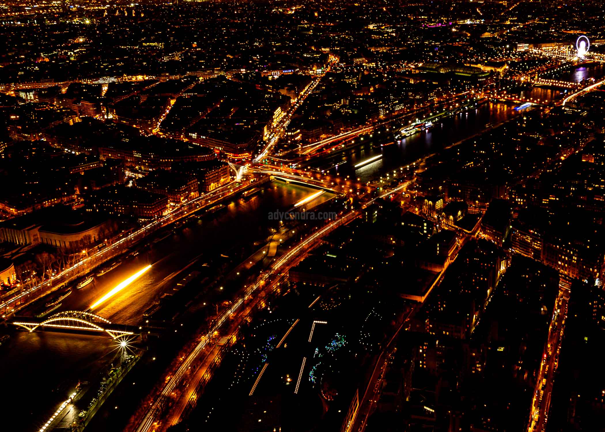 Sungai Seine at midnight in Paris