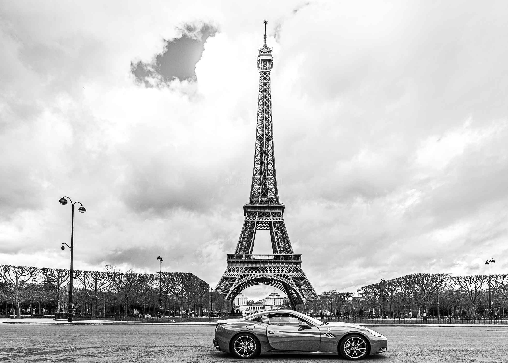 Menara Eiffel dan Mobil Ferari
