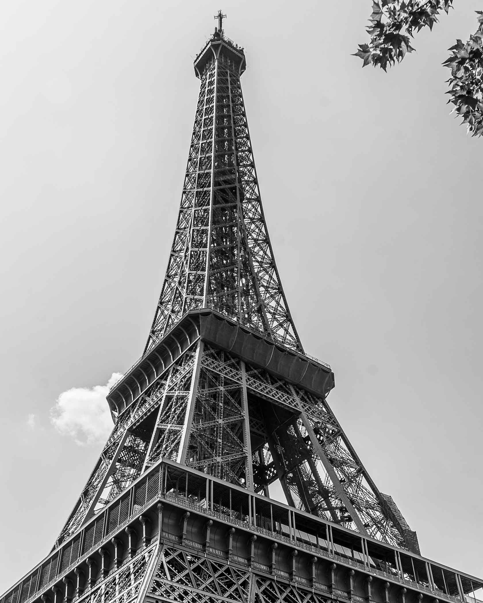 Menara Eiffel dari bawah