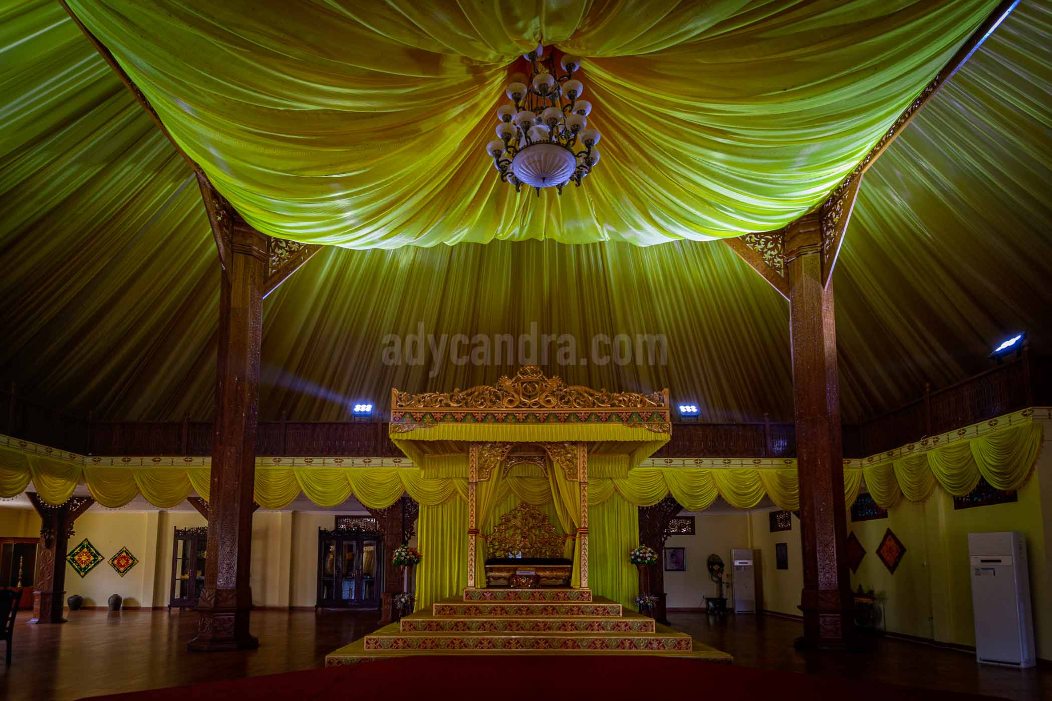 Pelalawan Sultan Throne is located in center of Istana Sayap or Pelalawan Royal Palace.This place as Sultan to govern or ceremonial event